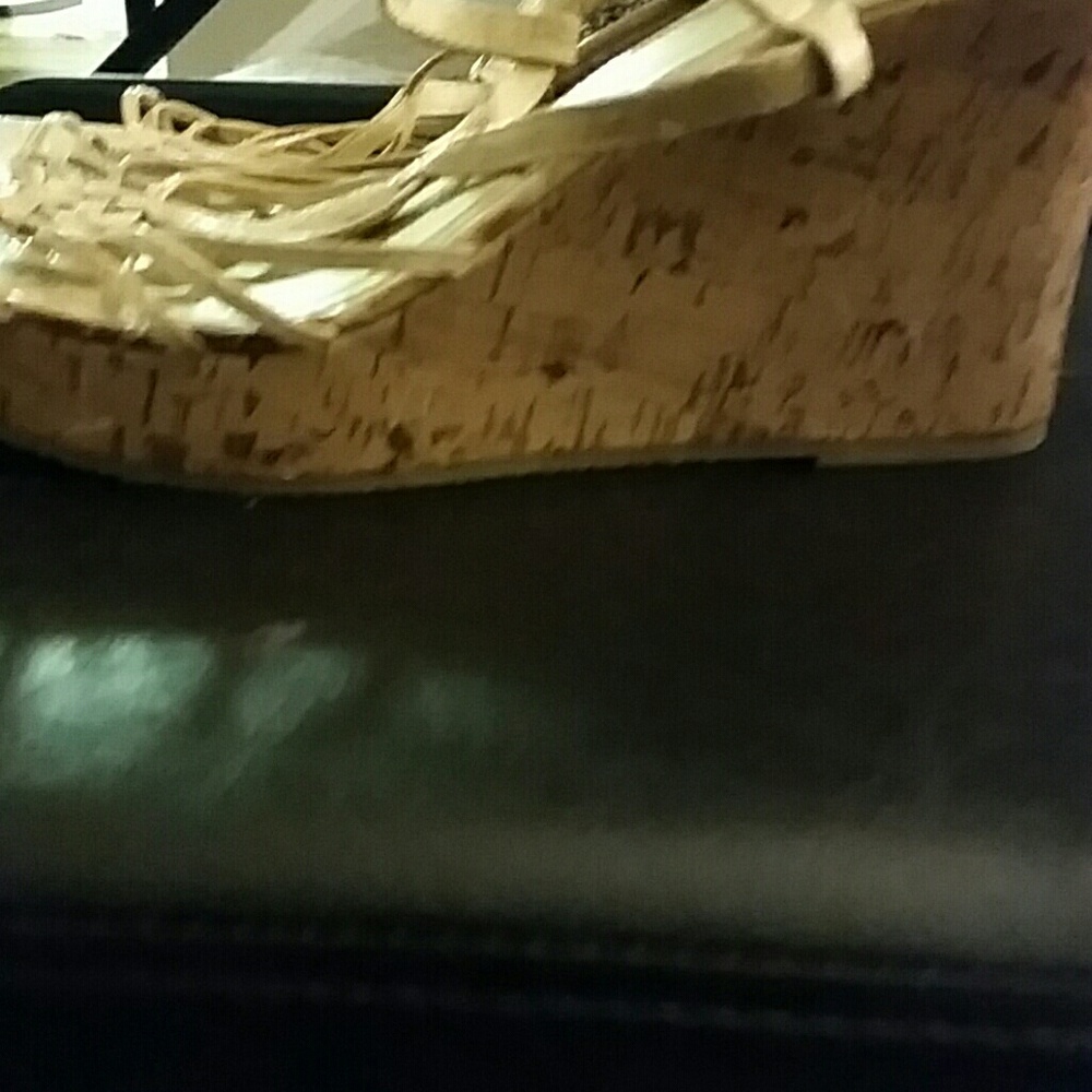 Seychelles Women's Tan Snakeskin Wedge Sandals – Size 8.5 (Pre-Owned) - Picture 3 of 5